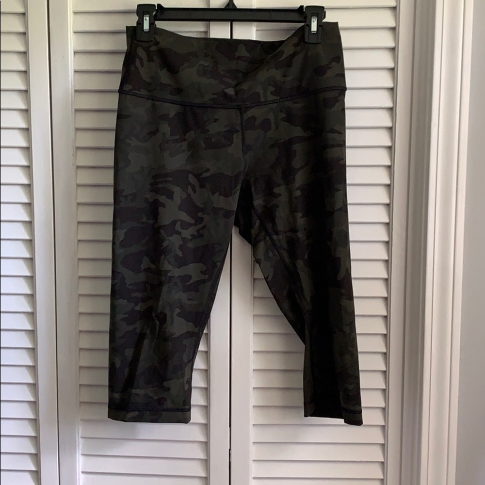 Lululemon camo Wunderunder crops